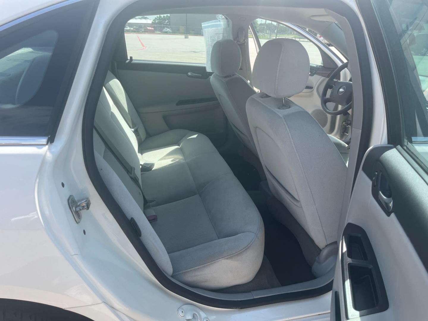 2007 white /gray Chevrolet Impala LS (2G1WB58K179) with an 3.5L V6 OHV 16V FFV engine, 4-Speed Automatic Overdrive transmission, located at 14700 Tomball Parkway 249, Houston, TX, 77086, (281) 444-2200, 29.928619, -95.504074 - Photo#12